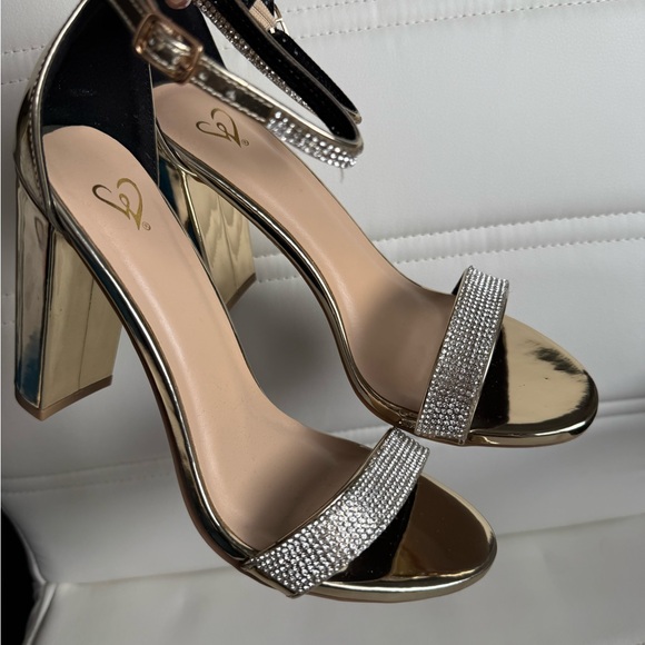 Windsor Gold Rhinestone Block Heel Sandals Size 6.5 NWT Glam Ankle Strap Heels - Picture 5 of 10